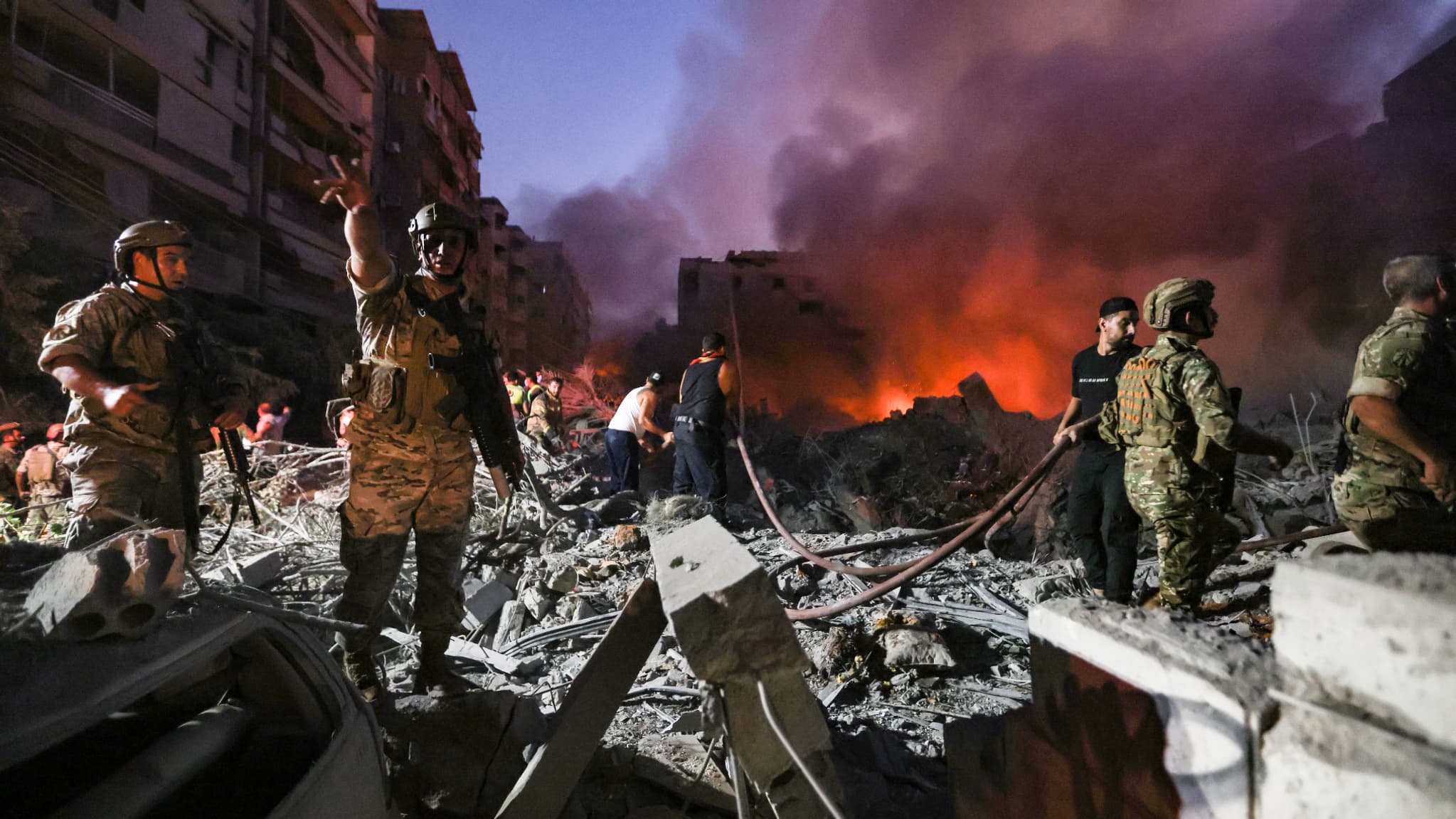 Des soldats se tiennent au milieu des décombres d'un bâtiment détruit par une frappe aérienne israélienne dans le quartier de Haret Hreik, dans la banlieue sud de Beyrouth, le 27 septembre 2024. Des soldats se tiennent au milieu des décombres d'un bâtiment détruit par une frappe aérienne israélienne dans le quartier de Haret Hreik, dans la banlieue sud de Beyrouth, le 27 septembre 2024.