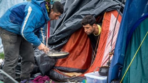 Des hommes se préparent à manger dans le camp de migrants de Grande-Synthe, près de Dunkerque, dans le nord de la France, le 20 octobre 2015 Des hommes se préparent à manger dans le camp de migrants de Grande-Synthe, près de Dunkerque, dans le nord de la France, le 20 octobre 2015