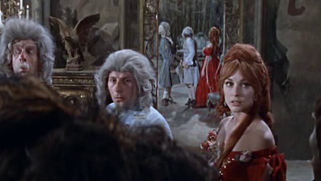 Roman Polanski et Sharon Tate s'apercevant que leurs hôtes ne se reflètent pas dans le miroir. Roman Polanski et Sharon Tate s'apercevant que leurs hôtes ne se reflètent pas dans le miroir.
