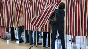  Une personne entre dans un isoloir pour remplir son bulletin de vote à l'école élémentaire Parker-Varney le 8 novembre 2022 dans le New Hampshire, aux États-Unis (photo d'illustration)