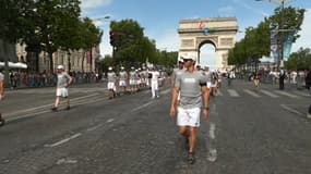 La flamme olympique sur l'avenue des Champs-Élysées à Paris le lundi 15 juillet 2024.