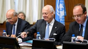 L'envoyé spécial de l'ONU pour la Syrie, Staffan de Mistura (C), le 19 mai 2017 à Genève