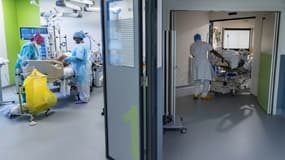 Des patients atteints du Covid-19 sont pris en charge par des soignants dans l'unité de soins intensifs de l'hôpital Delafontaine, le 29 mars 2021 à Saint-Denis, près de Paris
