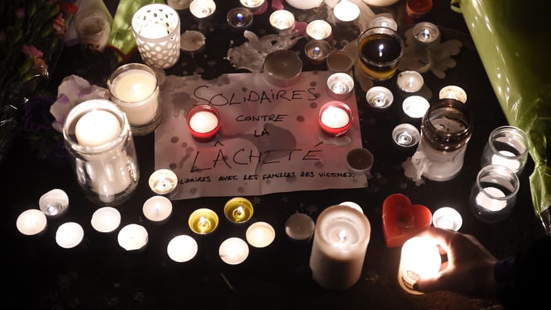 Un hommage aux victimes devant le restaurant "La belle Equipe", à Paris, samedi.