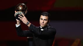 Rodri brandit son trophée lors de la 68e cérémonie du Ballon d'or, le 28 octobre 2024