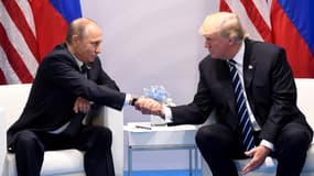 La poignée de main entre Donald Trump et Vladimir Poutine. 