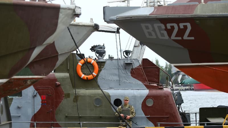 Un soldat dans le port de Marioupol, sur la mer d'Azov, le 14 août 2018.