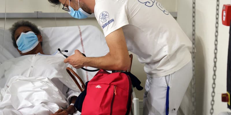 Un médecin assiste un patient atteint de chikungunya au Centre Hospitalier Ouest Réunion (CHOR) de La Réunion, île d'outre-mer française de l'océan Indien, le 10 avril 2025