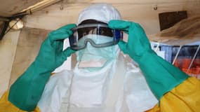 Un membre de MSF dans un hôpital traitant des patients contaminés par le virus Ebola à Conackry, en Guinée, le 28 juin 2014.