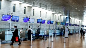 Des voyageurs devant les comptoirs d'enregistrement dans la zone départs de l'aéroport Ben-Gourion, près de Tel Aviv, en Israël, le 24 janvier 2021.