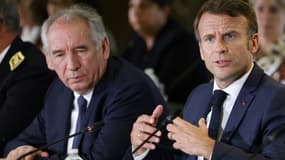 Le président Emmanuel Macron et le secrétaire général du Conseil national de la refondation (CNR) François Bayrou (à gauche), le 10 octobre 2022 à Craon (Mayenne)