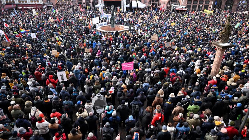 La place centrale Roemer bondée lors d'une manifestation contre le racisme et les politiques d'extrême droite à Francfort-sur-le-Main, Allemagne, le 20 janvier 2024.