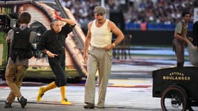 L'acteur Eric Massot interprète un coq lors de la cérémonie d'ouverture de la Coupe du monde de rugby, en compagnie de Jean Dujardin, le 8 septembre 2023