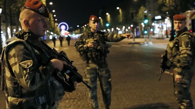 Des soldats le soir de l'attentat des Champs-Elysées, le 20 avril 2017