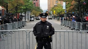 Un policier sur les lieux de l'attaque, au lendemain des faits, le 1er novembre, à New York. 