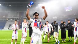 Le Brésilien Endrick ovationné par les fans de l'OL après le match contre Brest, le 18 janvier 2026