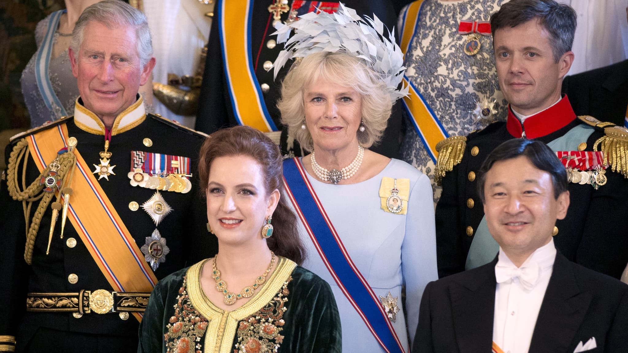 Lalla Salma le 30 avril 2013 à Amsterdam pour l'investiture du roi Willem-Alexander des Pays-Bas, entourée du roi Charles III (alors prince), de Camilla, du prince Frederik de Danemark et du prince Nahurito du Japon