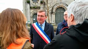 Le maire de Verdun, Samuel Hazard, lors d'une manifestation devant l'église Saint-Jean-Baptiste, à Verdun, dans la Meuse, le 15 novembre 2025