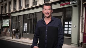 L'animateur devant une de ses agences "Stéphane Plaza Immobilier", en 2015. 