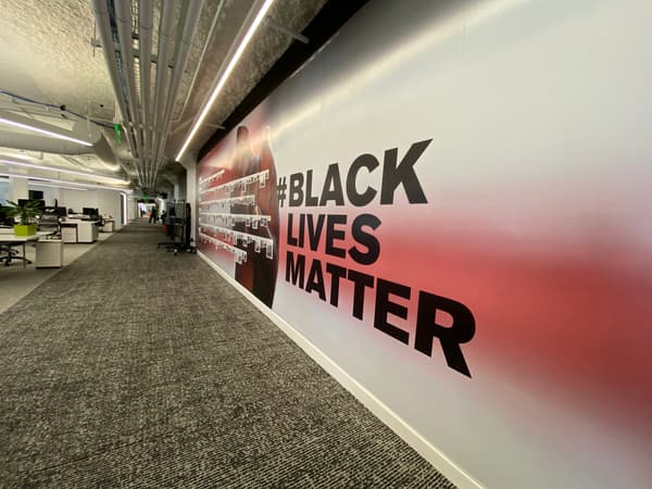 En 2020, les locaux de Twitter à San Francisco honoraient le mouvement Black Lives Matter
