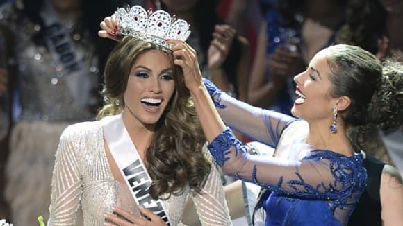 La Vénézuélienne Gabriela Isler reçoit sa couronne de Miss univers des mains de l'Américain Alivia Culpo, la gagnante de l'année précédente, à Moscou en Russie le 9 novembre 2013. La Vénézuélienne Gabriela Isler reçoit sa couronne de Miss univers des mains de l'Américain Alivia Culpo, la gagnante de l'année précédente, à Moscou en Russie le 9 novembre 2013.