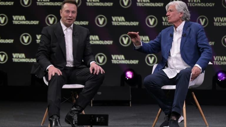Le cofondateur de VivaTech, Maurice Lévy (d) et Elon Musk, le 16 juin 2023 à Paris