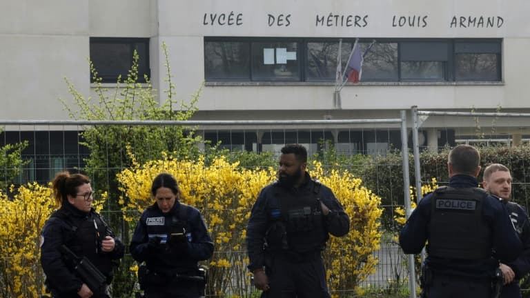 La police devant l'entrée du lycée Louis-Armand à Yerres le 25 mars 2025, au lendemain du décès d'un jeune de 17 ans poignardé devant cet établissement en banlieue parisienne