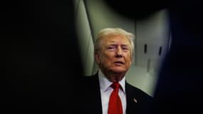 Le président américain Donald Trump s'adressant aux journalistes à bord d'Air Force One alors qu'il se rend à la Maison Blanche le 2 novembre 2025 après avoir décollé de l'aéroport international de Palm Beach à West Palm Beach, en Floride.