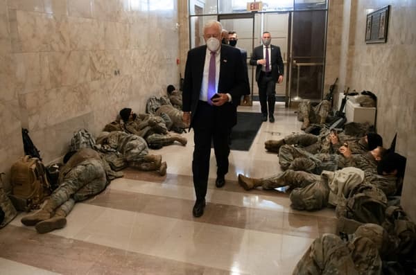 Le chef de la majorité démocrate à la Chambre des représentants, Steny Hoyer, passe devant des membres de la Garde nationale américaine allongés dans le Capitole à Washington, le 13 janvier 2021 Le chef de la majorité démocrate à la Chambre des représentants, Steny Hoyer, passe devant des membres de la Garde nationale américaine allongés dans le Capitole à Washington, le 13 janvier 2021