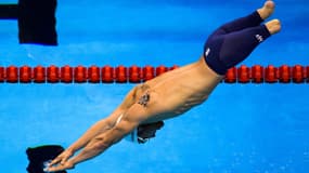 Le para-athlète Rudy Garcia-Tolson qui a un tatouage des Jeux olympiques dans le dos.