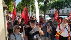 Près de 70 enseignants et parents d'élèves se sont mobilisés pour soutenir une enseignante devant le siège de la direction académique à Strasbourg.