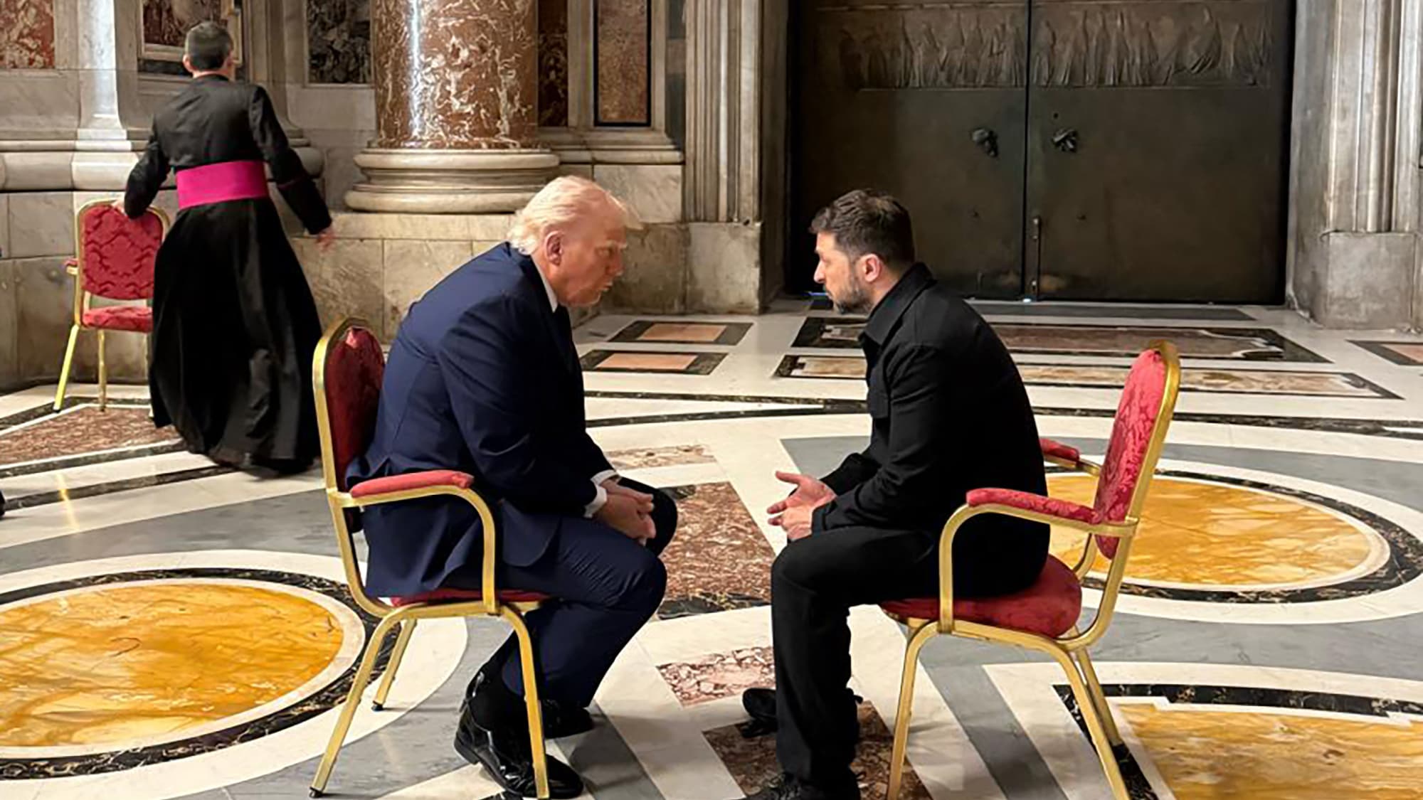Trump et Zelensky dans la basilique Saint-Pierre de Rome le 26 avril 2025 Trump et Zelensky dans la basilique Saint-Pierre de Rome le 26 avril 2025