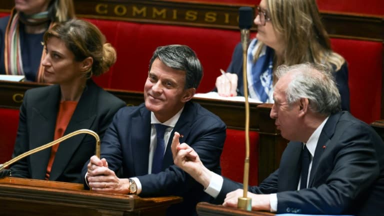 Le ministre des Outre-mer Manuel Valls à côté du Premier ministre François Bayrou, lors du débat sur la censure du gouvernement à l'Assemblée nationale le 16 janvier 2025