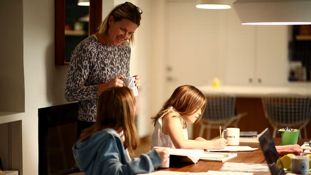 Une mère avec ses enfants en confinement aux Etats-Unis.