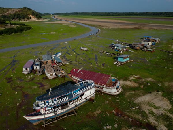 Des bateaux pris au piège de la sécheresse touchant l'Amazone, au Brésil.