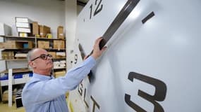 Vincent Girard, directeur de la société "Girard Le Temps" devant une horloge géante le 20 mars 2015 à Nantes