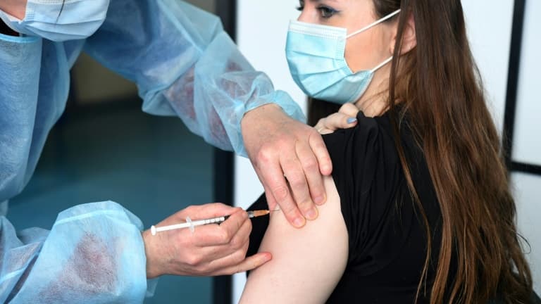 EN DIRECT - Covid-19: nouveau record de vaccination avec 617.000 injections réalisées en 24h en France
