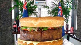Douze heures de cuisson ont été nécessaires pour ce steak de 81 kg, principal ingrédient du plus gros hamburger du monde. Le restaurant de Sydney où il a été cuisiné prévoit de le mettre au menu l'an prochain. /Photo prise le 6 juin 2010/REUTERS/Handout