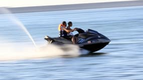 Deux personnes font du jet-ski (image d'illustration)