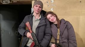 Sviatoslav et Arieva Fursin en tenue de combat peu après leur mariage en Ukraine en février 2022