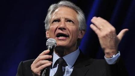 Devant quelque 500 sympathisants dimanche, Dominique de Villepin a affirmé "bien sentir" la campagne pour l'élection présidentielle, reprenant ainsi les mots de Nicolas Sarkozy, mais il n'a rien dit de ses intentions pour 2012. /Photo d'archives/REUTERS/J