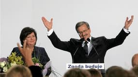 Le candidat de la Plate-forme civique (PO, libéral), Bronislaw Komorowski, a remporté dimanche le second tour de la présidentielle polonaise. /Photo prise le 4 juillet 2010/REUTERS/Wojciech Olkusnik/Agencja Gazeta