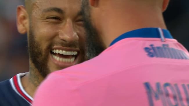 Neymar tout sourire en train d'échanger avec Moulin lors de PSG-Troyes, le 8 mai 2022