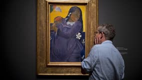 "Vahine no te vi (Femme avec une mangue)" de Paul Gauguin exposé à la National Gallery à Londres le 3 octobre 2019.