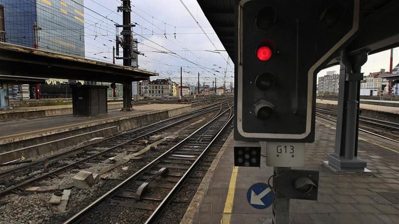 La Société nationale des chemins de fer belges (SNCB) a convoqué une réunion de crise avec son homologue néerlandais, en raison des défauts constatés sur le nouveau train à grande vitesse Fyra reliant Bruxelles à Amsterdam. Après une première journée dima