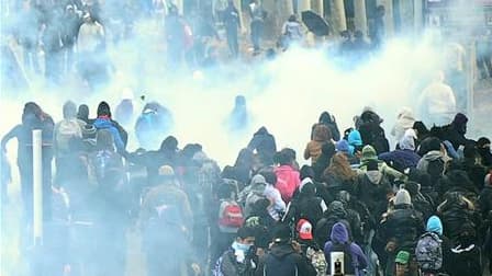 Le secrétaire général de la CGT, Bernard Thibault accuse la police d'avoir infiltré des provocateurs dans les rangs des manifestants contre la réforme des retraites, ce que le gouvernement conteste formellement. /Photo prise le 19 octobre 2010/REUTERS/Gui