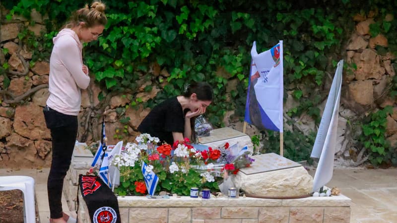 Des Israéliens à Jérusalem devant les tombes de soldats morts, dimanche 12 mai 2024.