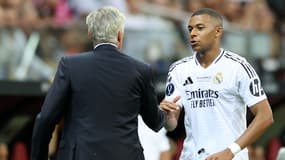 Carlo Ancelotti et Kylian Mbappé lors d'un match du Real Madrid en août 2024
