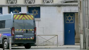 Un véhicule de police devant la synagogue de Rouen, le 17 mai 2024