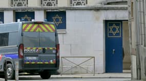 Un véhicule de police devant la synagogue de Rouen, le 17 mai 2024.